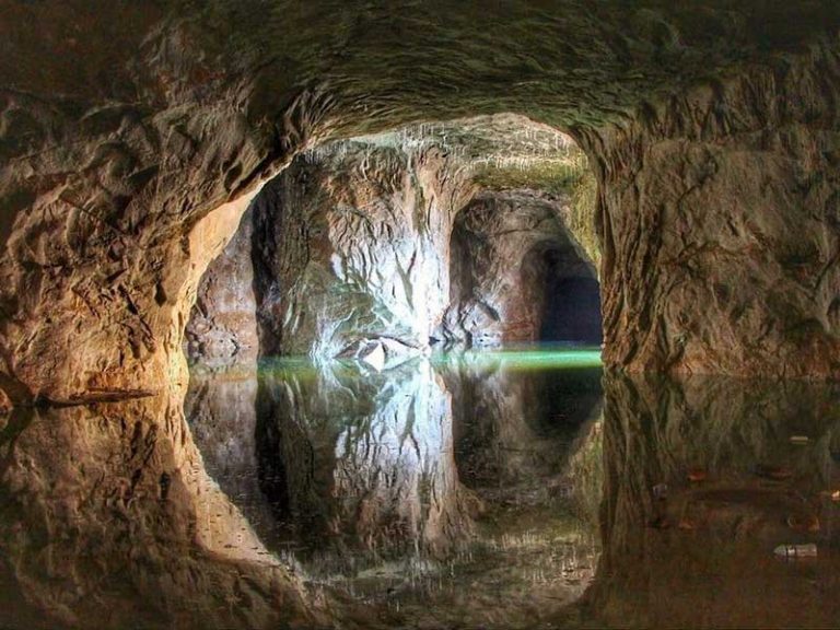 غار نمکی گرمسار