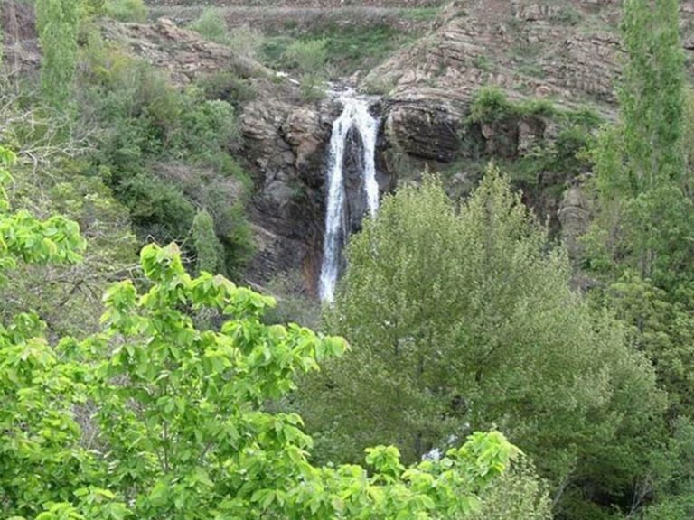 آبشار برگ جهان